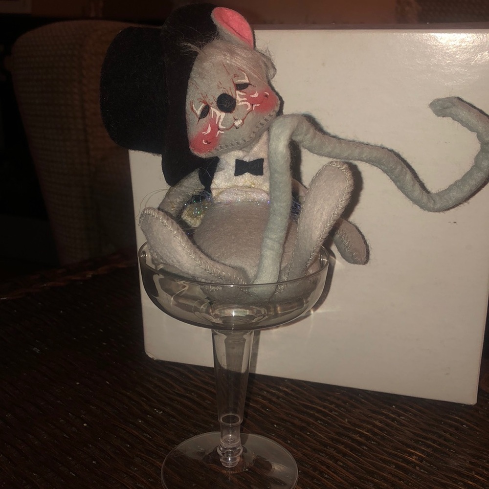 Annalee 7” champagne mouse in a glass